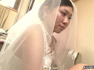 Vällustig husmor i en bröllop klänning