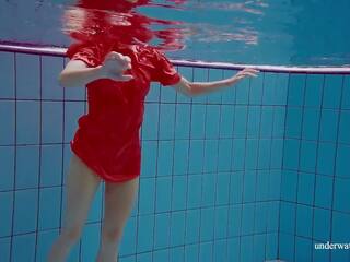 Avenna filmas viņai beguiling kails kails stupendous ķermenis zem ūdens