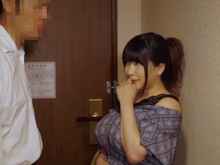 Japānieši piegāde veselība krāšņa krūtainas studente nejauši initiates durvis par skolotāja klients