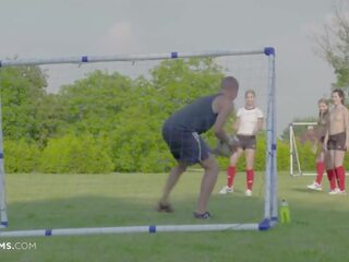 Ultrafilms legendary vier football meisjes verleiden coach voor uitkleden spelletje & geven hem de heetste orgie in zijn leven