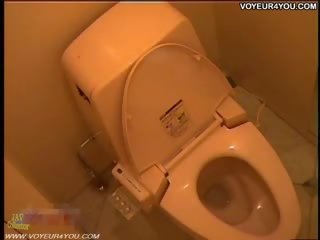 Skjult cameras i den damsel toalett rom