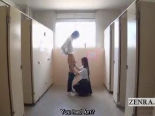 Subtitriem apģērbta sievete kails vīrietis japāna damsel vannas istaba prick mazgāšana