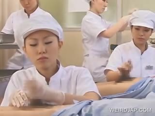 Japonská zdravotní sestra slurping připojenými opčními ven na randy člen